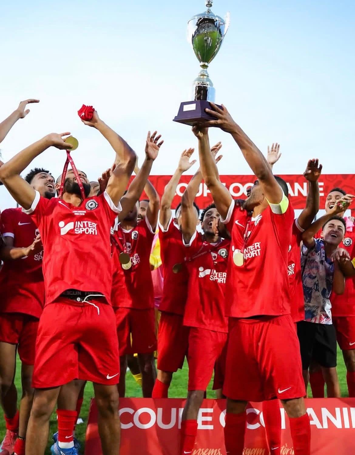 L'équipe du Montpellier Atlas Paillade soulève le trophée